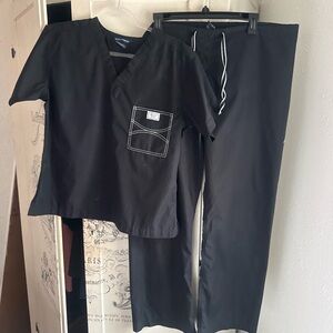 Very Gently Preowned Blue Sky Shelby Black/White Skinny Scrub Set